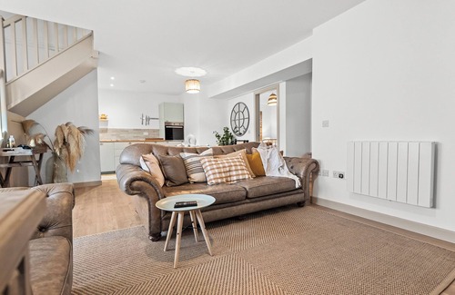 Killin Cottage | Luxury 3 Bedroom Cottage with Garden, Private Courtyard, in the heart of Killin.