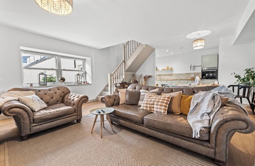 Killin Cottage | Luxury 3 Bedroom Cottage with Garden, Private Courtyard, in the heart of Killin.