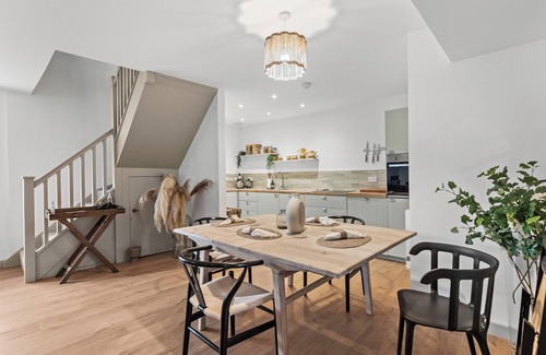 Killin Cottage | Luxury 3 Bedroom Cottage with Garden, Private Courtyard, in the heart of Killin.