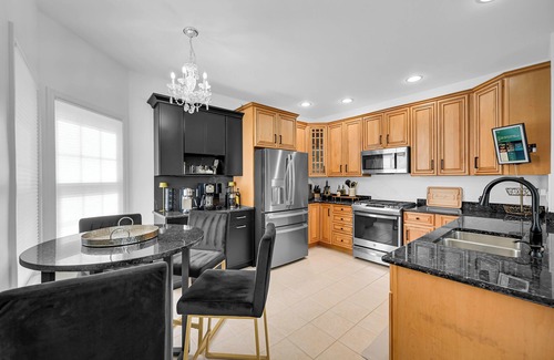 Hamburg House | Luxury 3 Bedroom Home at Crystal Springs