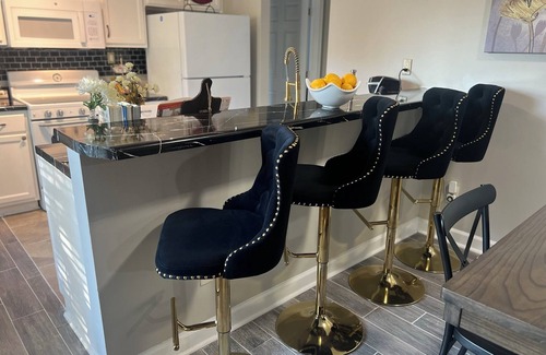 Uptown House | Luxury 3-Bedroom House Near Midtown/Downtown
