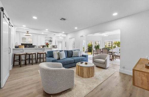 Juno Beach House | Luxury 3 Bedroom Private Home Walk to Beach