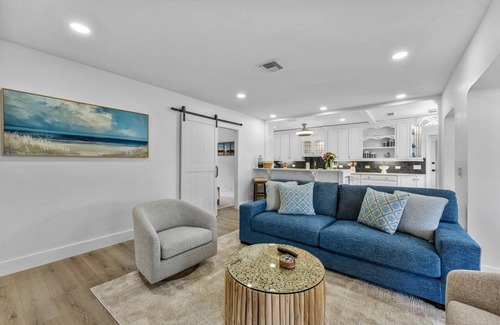 Juno Beach House | Luxury 3 Bedroom Private Home Walk to Beach