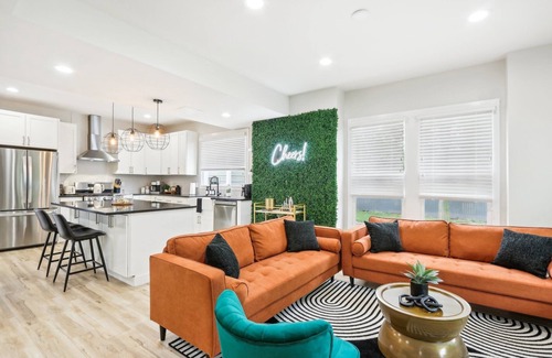 Brewers Hill House | Luxury 3-bedroom retreat with Hot Tub! I Steps away from downtown MKE I Sleeps 8