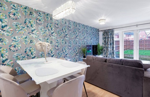 Leavesden House | Luxury 3 bedroom Serviced House Leavesden With 2 Bathrooms and Parking