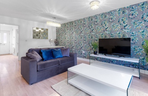 Leavesden House | Luxury 3 bedroom Serviced House Leavesden With 2 Bathrooms and Parking
