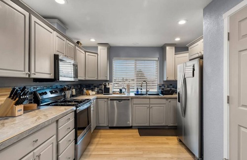 Aberdeen House | Luxury 3-bedroom Tri-Level w/Game Room