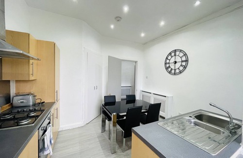 Cowdenbeath Apartment | Luxury 3 Bedrooms Entire Flat - Self Check in & Check out