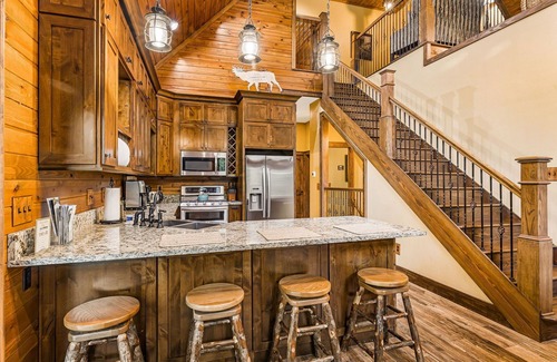 Maggie Valley Cabin | Luxury 3-Story Cabin w/Hot Tub + Biltmore Pass | 48 Min to Asheville