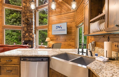 Maggie Valley Cabin | Luxury 3-Story Cabin w/Hot Tub + Biltmore Pass | 48 Min to Asheville