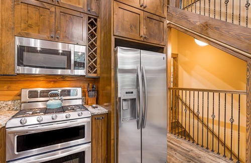Maggie Valley Cabin | Luxury 3-Story Cabin w/Hot Tub + Biltmore Pass | 48 Min to Asheville