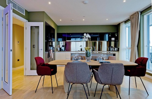 London Borough of Hounslow Apartment | Luxury 360 Penthouse w/gym & parking