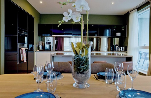 London Borough of Hounslow Apartment | Luxury 360 Penthouse w/gym & parking