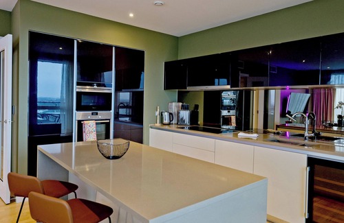 London Borough of Hounslow Apartment | Luxury 360 Penthouse w/gym & parking
