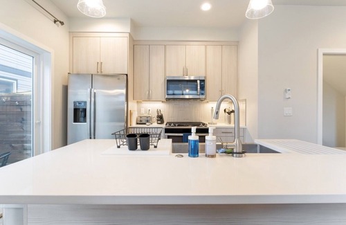 Mississippi District House | Luxury 3B Townhouse near New Seasons & Hospital #42057