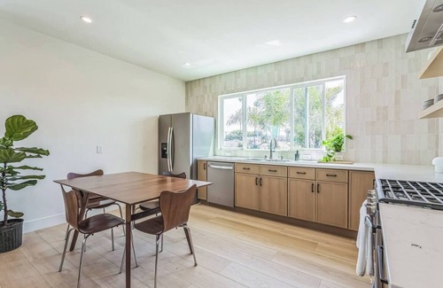 Downtown Los Angeles Condo | Luxury 3BD/2BA Upper Condo w/Parking, W/D, A/C + Stunning DTLA & Mountain Views