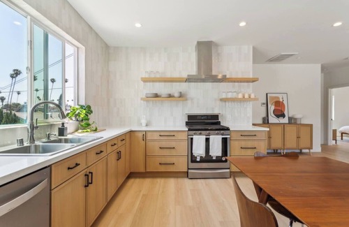 Downtown Los Angeles Condo | Luxury 3BD/2BA Upper Condo w/Parking, W/D, A/C + Stunning DTLA & Mountain Views