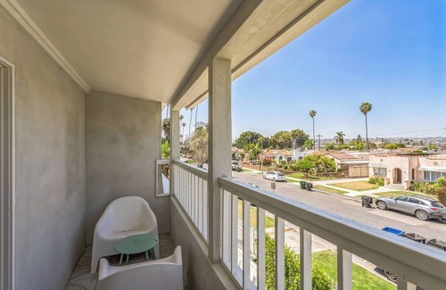 Downtown Los Angeles Condo | Luxury 3BD/2BA Upper Condo w/Parking, W/D, A/C + Stunning DTLA & Mountain Views