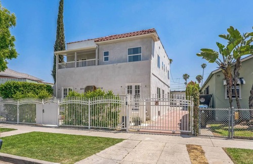 Downtown Los Angeles Condo | Luxury 3BD/2BA Upper Condo w/Parking, W/D, A/C + Stunning DTLA & Mountain Views