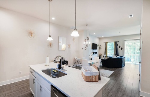 Charlotte House | Luxury 3BR & 3BA townhouse 5 Mins to BOA, Spectrum & Uptown Fam & Biz Ready