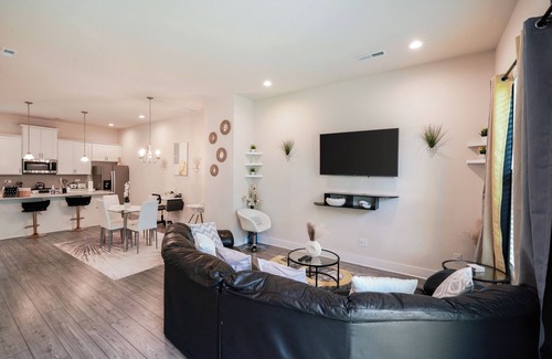 Charlotte House | Luxury 3BR & 3BA townhouse 5 Mins to BOA, Spectrum & Uptown Fam & Biz Ready