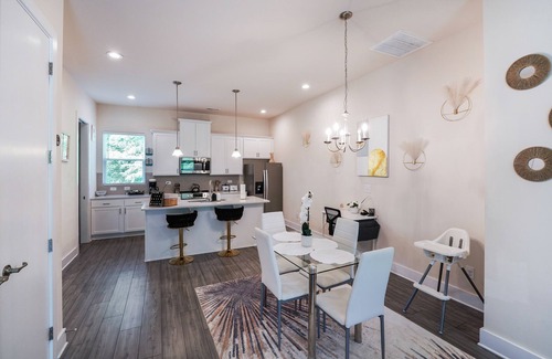 Charlotte House | Luxury 3BR & 3BA townhouse 5 Mins to BOA, Spectrum & Uptown Fam & Biz Ready