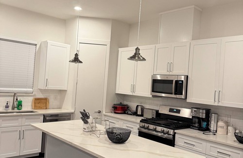 Northside House | Luxury 3BR for Families, Nurses & Groups