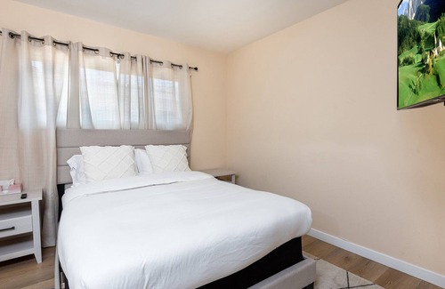 Pico - Robertson House | Luxury 3BR House w/ Private Jacuzzi