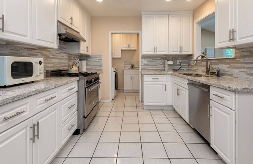 Pico - Robertson House | Luxury 3BR House w/ Private Jacuzzi