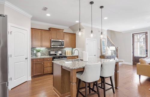 Hendersonville House | Luxury 3BR Retreat w/Full Kitchen, Laundry, WIFI, TV, Parking nr Hendersonville