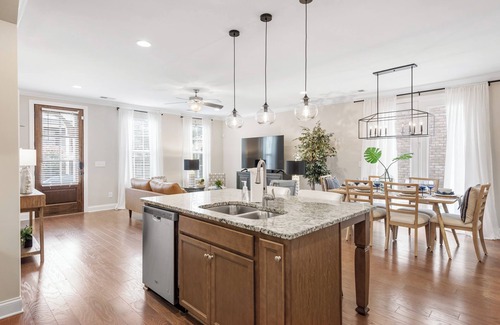Hendersonville House | Luxury 3BR Retreat w/Full Kitchen, Laundry, WIFI, TV, Parking nr Hendersonville