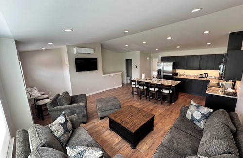 Joseph House | Luxury 3BR Townhome - Walk anywhere in Joseph! (D)