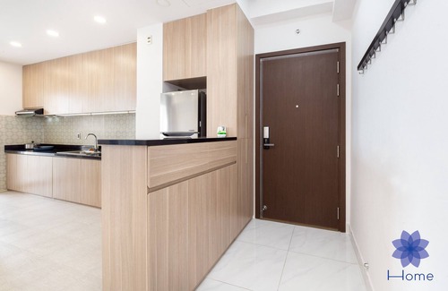 Phu Nhuan Apartment | Luxury 3Brs Apt w/Free Pool & Gym, 5mins from airport to building