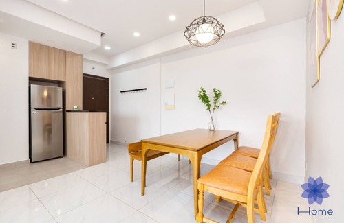 Phu Nhuan Apartment | Luxury 3Brs Apt w/Free Pool & Gym, 5mins from airport to building