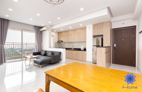 Phu Nhuan Apartment | Luxury 3Brs Apt w/Free Pool & Gym, 5mins from airport to building