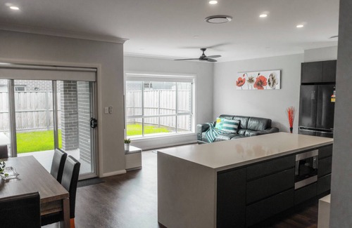 Gledswood Hills House | Luxury 4-bedroom house -Sleeps 10 Guests