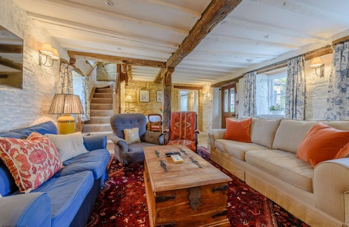 Witney Cottage | Luxury 4 bedroom Cotswold holiday cottage sleeping 8 guests near Burford - Rose Tree Cottage