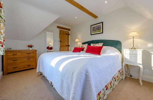 Witney Cottage | Luxury 4 bedroom Cotswold holiday cottage sleeping 8 guests near Burford - Rose Tree Cottage