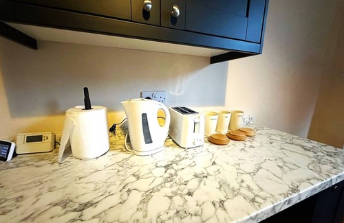 Chesterfield House | Luxury 4-Bedroom | King-Size Comfort | Full Kitchen & Parking | Spacious & Cozy!
