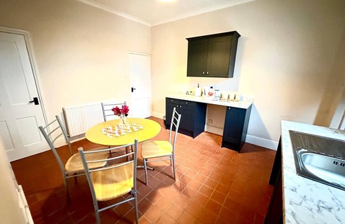 Chesterfield House | Luxury 4-Bedroom | King-Size Comfort | Full Kitchen & Parking | Spacious & Cozy!