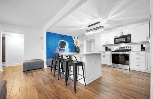 Golden Glades House | Luxury 4-bedroom house with Pool and huge backyard