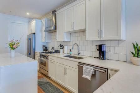 Edgehill House | Luxury 4-bedroom Home with Rooftop Deck