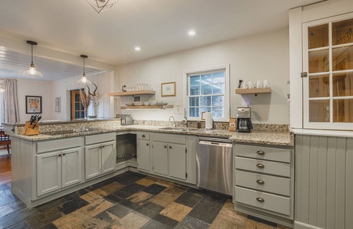 Ellendale House | Luxury 4 bedroom KING ABODE centrally located & FREE parkingn