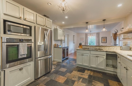 Ellendale House | Luxury 4 bedroom KING ABODE centrally located & FREE parkingn