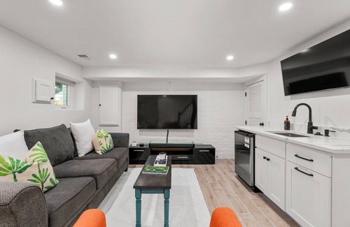 Hill East House | Luxury 4 BR Capitol Hill Home, Steps to Metro, Walk to Capitol and DC Landmarks