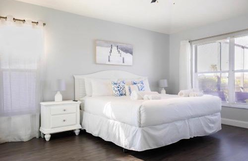 Lake Berkley Villa | Luxury 4 BR Home Lakeview Pool Arcade Room