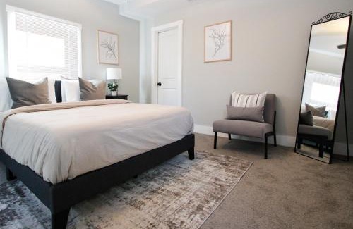 Sandtown House | Luxury 4 Large Bedrooms with 5 Beds and 3 Baths, a Quiet Street in Cascade Area