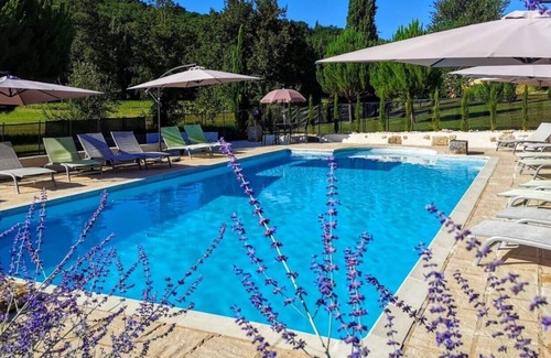 Les Eyzies Cottage | Luxury 4 star riverside gite set in stunning 4 acre gardens, pool, games room