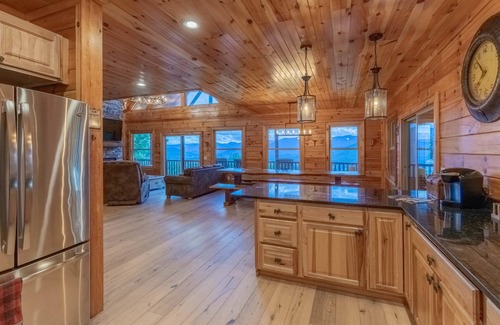 Waynesville House | Luxury 4200 sqft Log Cabin on 50 Acres! Sleeps 16!