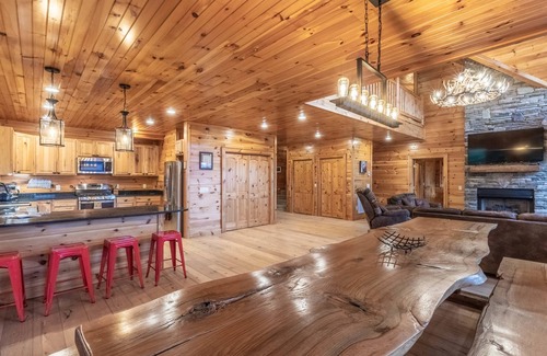 Waynesville House | Luxury 4200 sqft Log Cabin on 50 Acres! Sleeps 16!